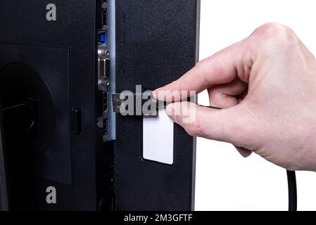 IT-Ingenieur man Hand führt Kabel in den Monitor ein. Mann Hand zum Anschließen des DVI-Kabels für Monitor an Computer-PC. VGA-DVI-DisplayPort und Netzkabel. cl Stockfoto