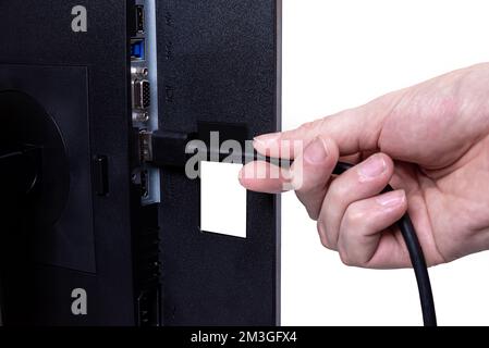 IT-Ingenieur man Hand führt Kabel in den Monitor ein. Mann Hand zum Anschließen des DVI-Kabels für Monitor an Computer-PC. VGA-DVI-DisplayPort und Netzkabel. cl Stockfoto