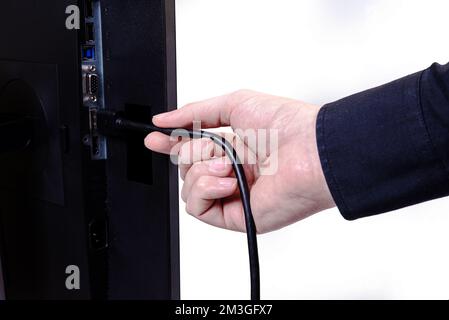 IT-Ingenieur man Hand führt Kabel in den Monitor ein. Mann Hand zum Anschließen des DVI-Kabels für Monitor an Computer-PC. VGA-DVI-DisplayPort und Netzkabel. cl Stockfoto