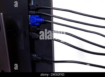 IT-Ingenieur man Hand führt Kabel in den Monitor ein. Mann Hand zum Anschließen des DVI-Kabels für Monitor an Computer-PC. VGA-DVI-DisplayPort und Netzkabel. cl Stockfoto