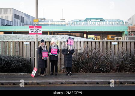 Liverpool, Großbritannien. 15.. Dezember 2022. Krankenschwestern versammeln sich an der Streikpostenlinie vor dem Aintree Hospital für einen der größten NHS-Strikes der Geschichte. Mitglieder des Royal College of Nursing protestieren gegen jahrelange Reallohnkürzungen und wollen eine Gehaltserhöhung von 5 Prozent über der Inflation. Kredit: SOPA Images Limited/Alamy Live News Stockfoto