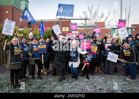 Liverpool, Großbritannien. 15.. Dezember 2022. Krankenschwestern versammeln sich an der Streikpostenlinie vor dem Aintree Hospital für einen der größten NHS-Strikes der Geschichte. Mitglieder des Royal College of Nursing protestieren gegen jahrelange Reallohnkürzungen und wollen eine Gehaltserhöhung von 5 Prozent über der Inflation. Kredit: SOPA Images Limited/Alamy Live News Stockfoto