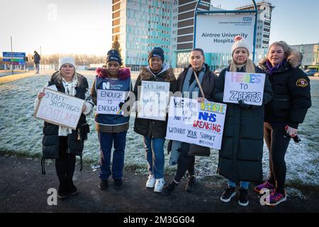 Liverpool, Großbritannien. 15.. Dezember 2022. Krankenschwestern halten Plakate an der Streikpostenlinie vor dem Aintree Hospital für einen der größten NHS Strikes in der Geschichte. Mitglieder des Royal College of Nursing protestieren gegen jahrelange Reallohnkürzungen und wollen eine Gehaltserhöhung von 5 Prozent über der Inflation. Kredit: SOPA Images Limited/Alamy Live News Stockfoto