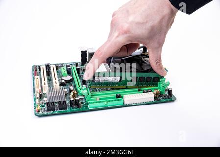 Installieren eines neuen RAM-DDR-Speichers für einen PC-Prozessorsockel in einem Dienst. Upgrade-Reparatur. PC-Upgrade- oder Reparaturkonzept. Isoliert Stockfoto