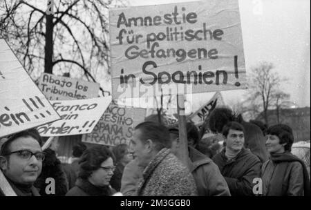 Spanische Gastarbeiter, hauptsächlich aus dem Baskenland, demonstrierten am 19. Dezember 1970 in Dortmund gegen die Franco-Diktatur und die Stockfoto