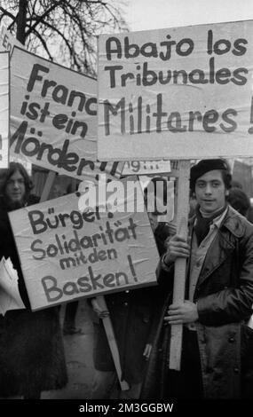 Spanische Gastarbeiter, hauptsächlich aus dem Baskenland, demonstrierten am 19. Dezember 1970 in Dortmund gegen die Franco-Diktatur und die Stockfoto