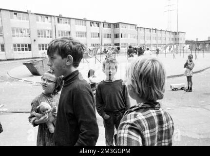 Für die Obdachlosen, hier im Ruhrgebiet in den Jahren von 1965 bis 1971, ist das Obdachlosenheim ein Zuhause für die vielen Kinder und Alleinerziehenden, aber Stockfoto