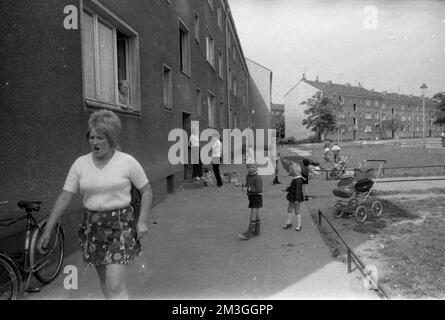 Für die Obdachlosen, hier im Ruhrgebiet in den Jahren von 1965 bis 1971, ist das Obdachlosenheim ein Zuhause für die vielen Kinder und Alleinerziehenden, aber Stockfoto