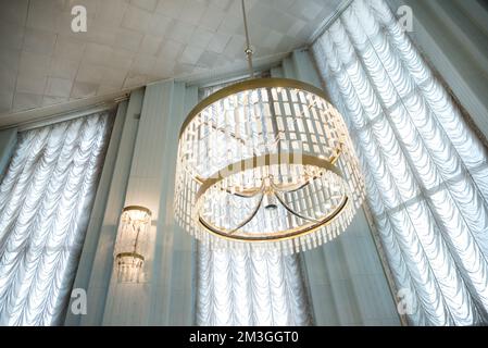 Kronleuchter im Standesamt, schöne Halle oder Raum mit Mosaiken auf dem Boden und schöne Lampen oder Kronleuchter im Register Stockfoto