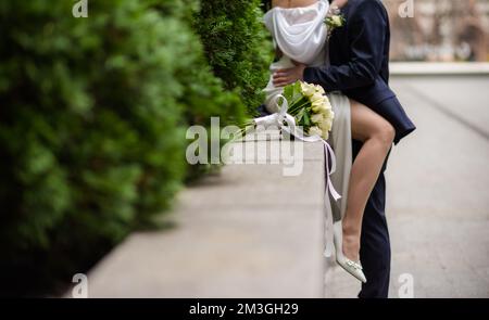 Bild von Mann und Frau mit Ehering.Junges Ehepaar hält Hände, Zeremonie Hochzeitstag. Vermählte die Hände des Paares mit Eheringen. Stockfoto