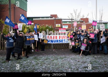 Liverpool, Großbritannien. 15.. Dezember 2022. Krankenschwestern hängen Banner auf und versammeln sich an der Streikpostenlinie vor dem Aintree Hospital für einen der größten NHS-Strikes in der Geschichte. Mitglieder des Royal College of Nursing protestieren gegen jahrelange Reallohnkürzungen und wollen eine Gehaltserhöhung von 5 Prozent über der Inflation. (Foto: Andy Barton/SOPA Images/Sipa USA) Guthaben: SIPA USA/Alamy Live News Stockfoto