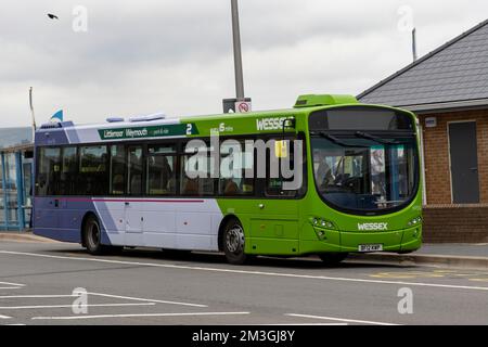 Ein 2012 Volvo B Serie B7RLE, Single Decker von der First Wessex Bus Company, Reg.-Nr.: BF12 KWP, geparkt am Ufer von Weymouth UK am 22.-09.-2020. Stockfoto