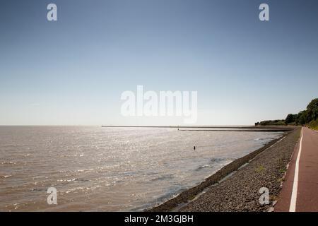 meereslandschaft: Spaziergang durch harwich in Richtung dovercourt in essex england Stockfoto