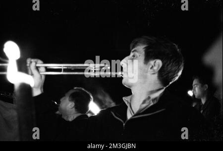 Im Stil und Geist der Hitlerjugend (HJ) und der sogenannten Heimattreue Jugend trafen sich alte und Neonazis im Teutoburger Wald, begleitet von Stockfoto