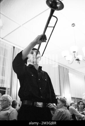 Im Stil und Geist der Hitlerjugend (HJ) und der sogenannten Heimattreue Jugend trafen sich alte und Neonazis im Teutoburger Wald, begleitet von Stockfoto