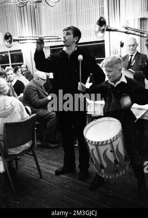 Im Stil und Geist der Hitlerjugend (HJ) und der sogenannten Heimattreue Jugend trafen sich alte und Neonazis im Teutoburger Wald, begleitet von Stockfoto