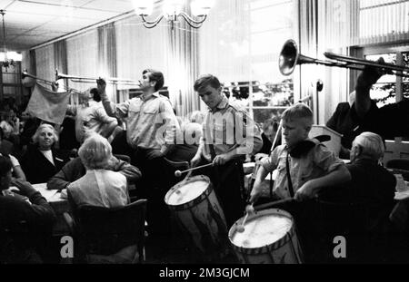 Im Stil und Geist der Hitlerjugend (HJ) und der sogenannten Heimattreue Jugend trafen sich alte und Neonazis im Teutoburger Wald, begleitet von Stockfoto