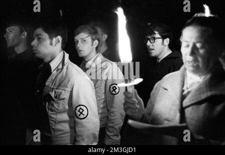 Im Stil und Geist der Hitlerjugend (HJ) und der sogenannten Heimattreue Jugend trafen sich alte und Neonazis im Teutoburger Wald, begleitet von Stockfoto