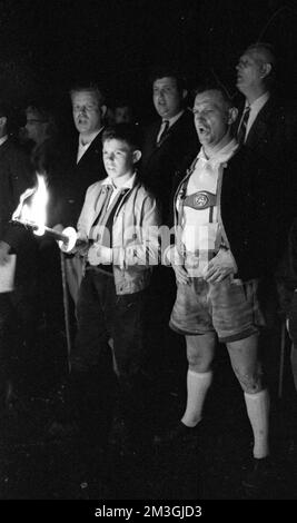 Im Stil und Geist der Hitlerjugend (HJ) und der sogenannten Heimattreue Jugend trafen sich alte und Neonazis im Teutoburger Wald, begleitet von Stockfoto