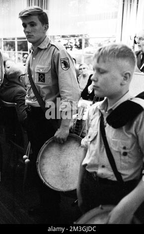 Im Stil und Geist der Hitlerjugend (HJ) und der sogenannten Heimattreue Jugend trafen sich alte und Neonazis im Teutoburger Wald, begleitet von Stockfoto