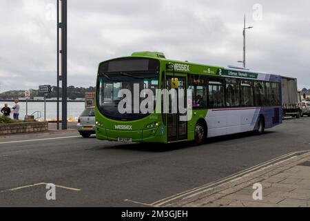 Ein 2012 Volvo B Serie B7RLE, Single Decker von der First Wessex Bus Company, Reg.-Nr.: BF12 KWP, Fahrt entlang der Küste von Weymouth auf der 22-09-2020. Stockfoto