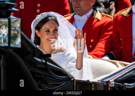 Meghan Markle während der Kutschenprozession nach der königlichen Hochzeit in Windsor. Auf dem langen Weg. Herzogin von Sussex. Hochzeitskleid Stockfoto