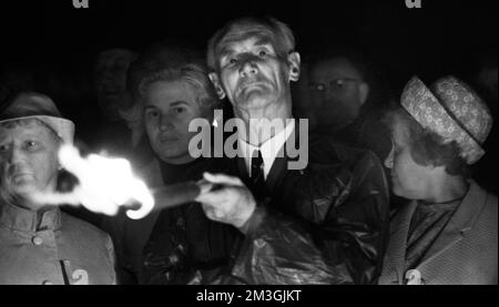 Im Stil und Geist der Hitlerjugend (HJ) und der sogenannten Heimattreue Jugend trafen sich alte und Neonazis im Teutoburger Wald, begleitet von Stockfoto