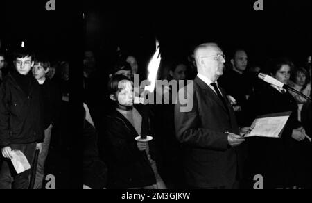 Im Stil und Geist der Hitlerjugend (HJ) und der sogenannten Heimattreue Jugend trafen sich alte und Neonazis im Teutoburger Wald, begleitet von Stockfoto