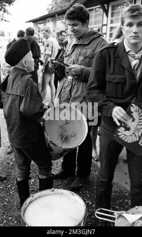 Im Stil und Geist der Hitlerjugend (HJ) und der sogenannten Heimattreue Jugend trafen sich alte und Neonazis im Teutoburger Wald, begleitet von Stockfoto