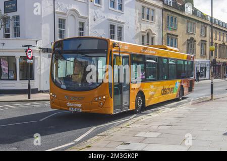 Ein 2010 Volvo B Serie B7RLE, Single Decker vom First Bus Company, Reg.-Nr.: BJ10 VGE, Fahrt durch Bath City Centre auf der 13-10-2020 Stockfoto