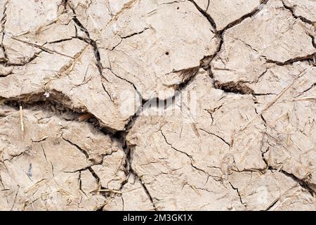 Struktur einer gerissenen Wand aus Stroh und Ton. Hintergrund für Text. Stockfoto