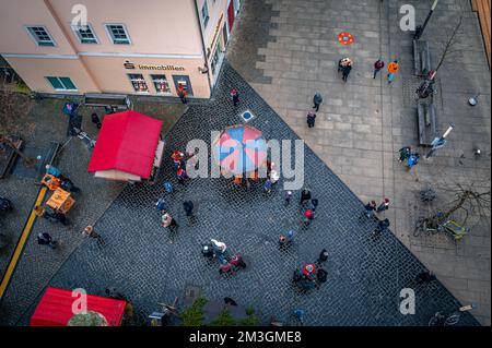 Blick auf ein kleines mittelalterliches Karussell am Eingang vom Faulloch zum mittelalterlichen Weihnachtsmarkt, Jena, Thüringen, Deutschland Stockfoto