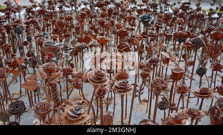 Bunte Figuren sind Denkmäler für Rosen. Action. Wunderschöne Denkmäler blühender Knospen im Park, wo Touristen spazieren gehen. Hochwertige 4K-Aufnahmen Stockfoto