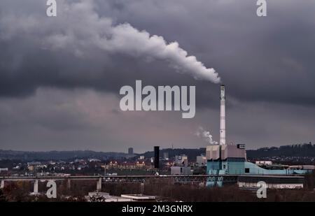 Ansicht des EnBW-Kraftwerks und der Abfallverbrennungsanlage Stuttgart-Münster, Viadukt, Schornsteinrauch, Stuttgart, Baden-Württemberg, Deutschland Stockfoto