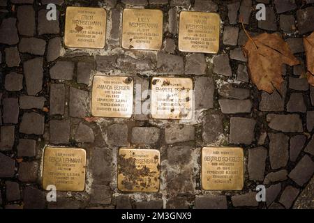 Verschmutzte Steine des Kölner Künstlers Gunter Demnig zum Gedenken an ermordete jüdische Mitbürger des Nazi-Regimes im Dritten Reich Stockfoto