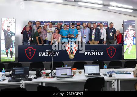 Die Fußballspieler Josko Gvardiol und Andrej Kramaric teilten den Journalisten nach der kroatischen Pressekonferenz am 15. Dezember 2022 im Al Ersal 3 Training Center in Doha, Katar, einen Kuchen. Foto: Goran Stanzl/PIXSELL Stockfoto