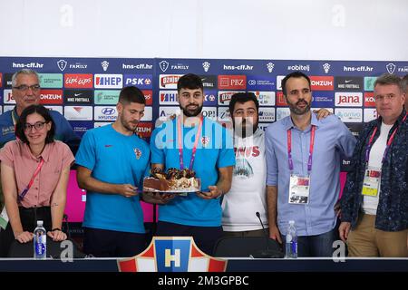 Die Fußballspieler Josko Gvardiol und Andrej Kramaric teilten den Journalisten nach der kroatischen Pressekonferenz am 15. Dezember 2022 im Al Ersal 3 Training Center in Doha, Katar, einen Kuchen. Foto: Goran Stanzl/PIXSELL Stockfoto