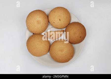 Stapel Butterkekse, Kekse-Sammelplatte auf weißem Hintergrund. Stockfoto