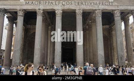 Italien, Rom-August 12,2022: Römische antike Architektur. Action: Riesige italienische Attraktionen, wo viele Touristen in leichten Sommerkleidung laufen. Hohe Qualität Stockfoto