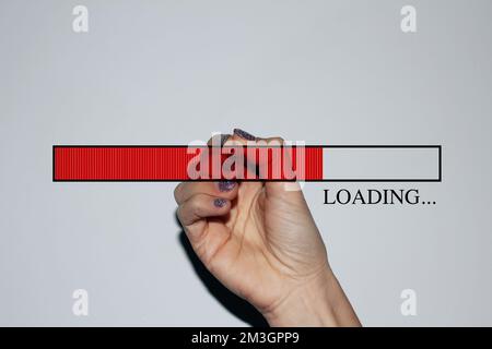 Frauenhand mit glitzernden Nägeln, die die Ladeleiste zeigt Stockfoto