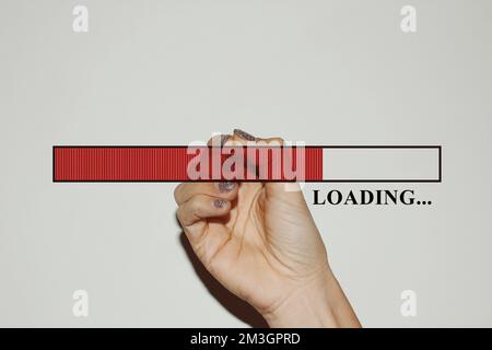 Frauenhand mit glitzernden Nägeln, die die Ladeleiste zeigt Stockfoto