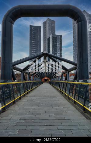 Das Deansgate Square Apartment Blocks von der Exhibition Bridge, Deansgate-Castlefield, Whitworth Street West, Manchester, England, UK Stockfoto