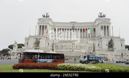 Antike römische Architektur. Action: Riesige italienische Attraktionen, wo viele Touristen in leichten Sommerkleidung laufen. Hochwertige 4K-Aufnahmen Stockfoto