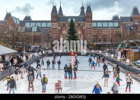 Amsterdam, Niederlande. Dezember 2022. Die Schlittschuhbahn am Museumplein in Amsterdam. Hochwertiges Foto Stockfoto