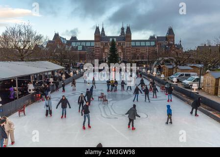 Amsterdam, Niederlande. Dezember 2022. Die Schlittschuhbahn am Museumplein in Amsterdam. Hochwertiges Foto Stockfoto