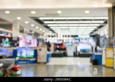 TV Smart TVs 4K Ultra HD Home Entertainment Display in Regalen im Einzelhandelsgeschäft der Elektronikabteilung abstrakte Unschärfe-Effekte im Hintergrund Stockfoto