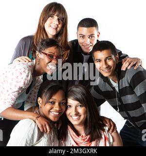 Teenager: Gruppenporträt. Eine entspannte Gruppe von 6 verschiedenen College-Freunden im späten Teenageralter mit einem strahlenden Lächeln und Blickkontakt isoliert auf Weiß. Stockfoto