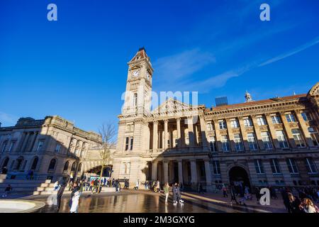 Das Birmingham Museum & Art Gallery und der Uhrenturm Big Brum vom Chamberlain Square in Birmingham, West Midlands, England, im Winter Stockfoto