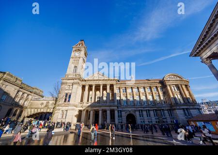 Das Birmingham Museum & Art Gallery und der Uhrenturm Big Brum vom Chamberlain Square in Birmingham, West Midlands, England, im Winter Stockfoto