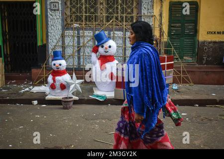 Kalkutta, Indien. 15.. Dezember 2022. Eine Frau, die vor den Weihnachtsfeiern in Kalkutta neben den Weihnachtsdekorationsmodellen vorbeikommt. (Foto: Sudipta das/Pacific Press) Kredit: Pacific Press Media Production Corp./Alamy Live News Stockfoto